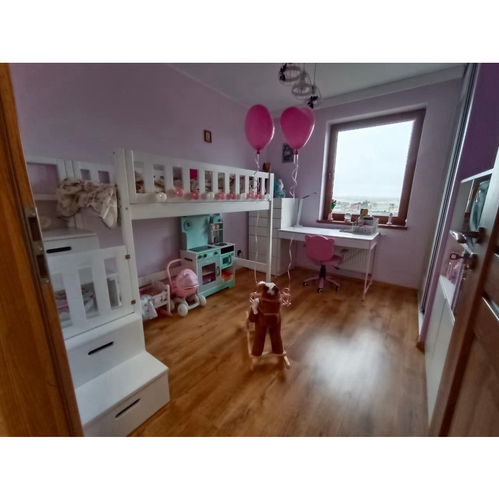 Platzsparendes Kinder Halbhochbett mit sicherer Konstruktion